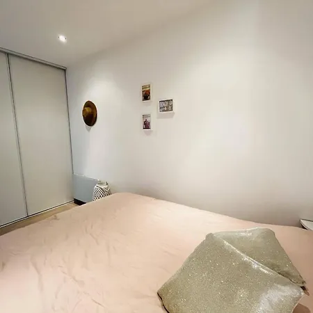 Appartement T2 Avec Terrasse, Clim, Wifi - Proche Plage, - Fr-1-63-344